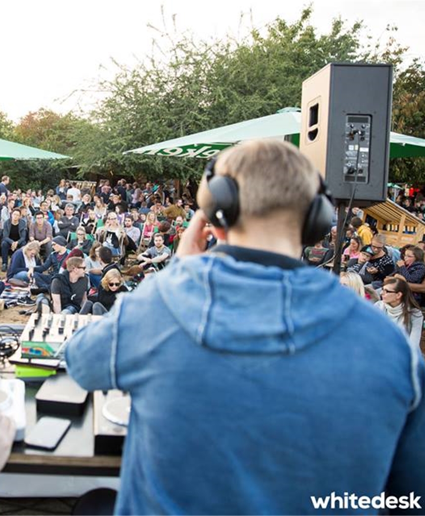DJ vor tanzender Crowd